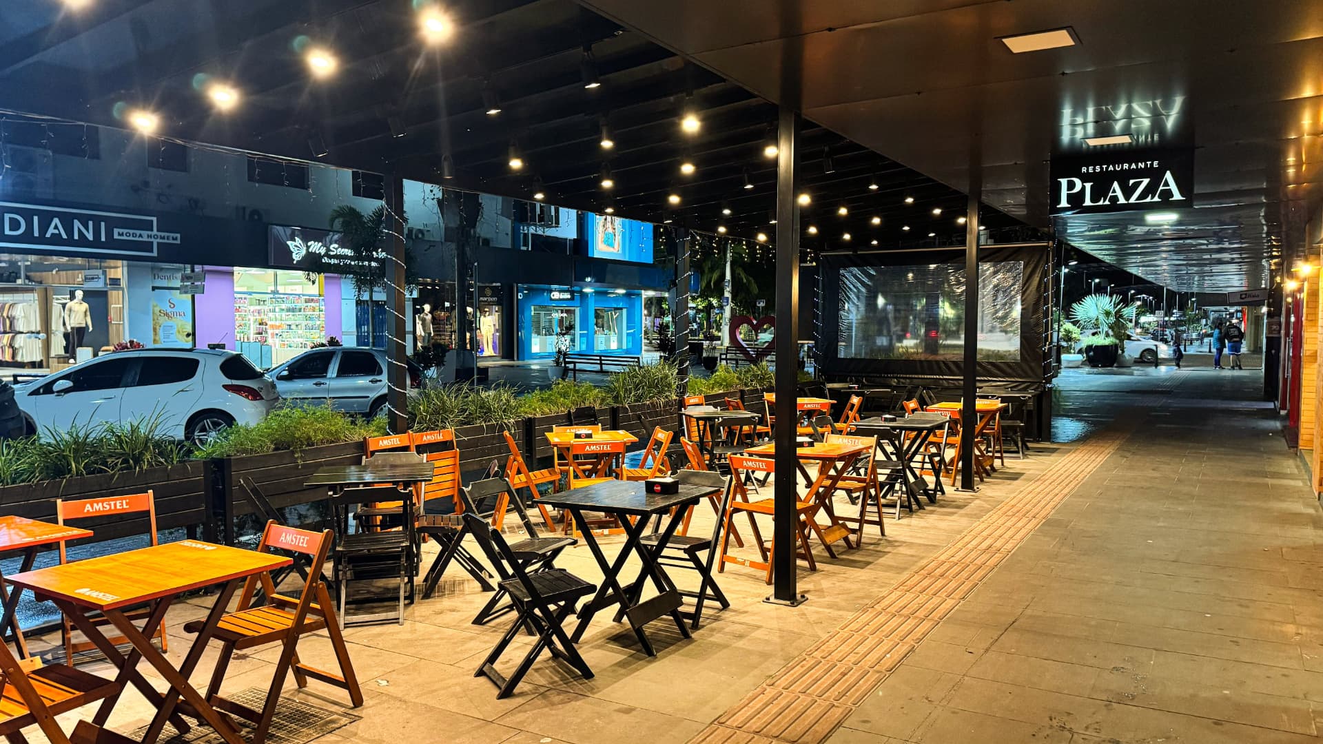 Restaurante Plaza - Área externa noturna