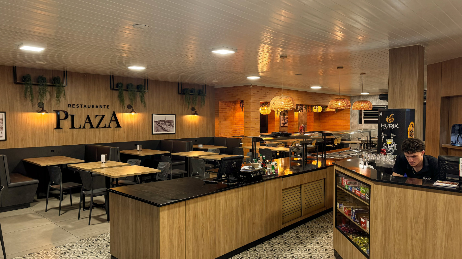 Salão principal e balcão do Restaurante Plaza em Araranguá